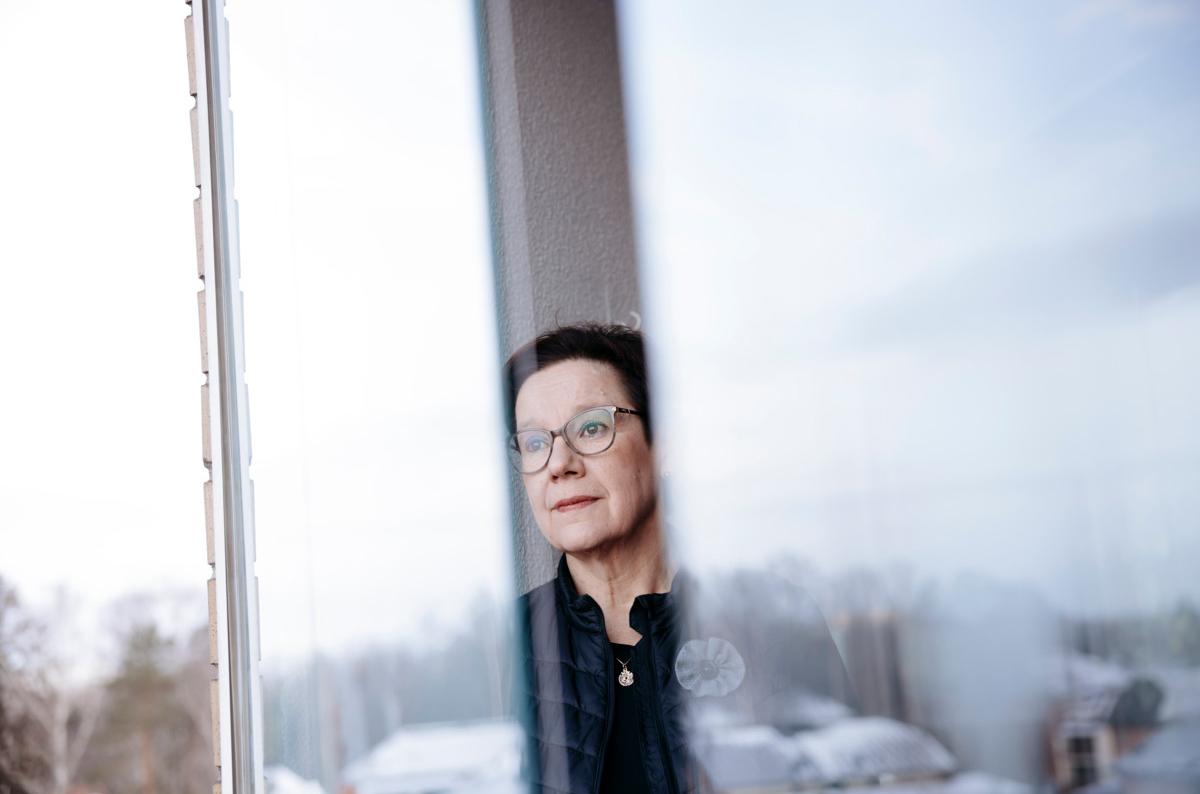 Marja-Leena Pihlajamaa vastaa kotonaan Helsingin Lassilassa muiden kriisinhallintaveteraanien ja heidän läheistensä puheluihin vertaistukipuhelimessa.